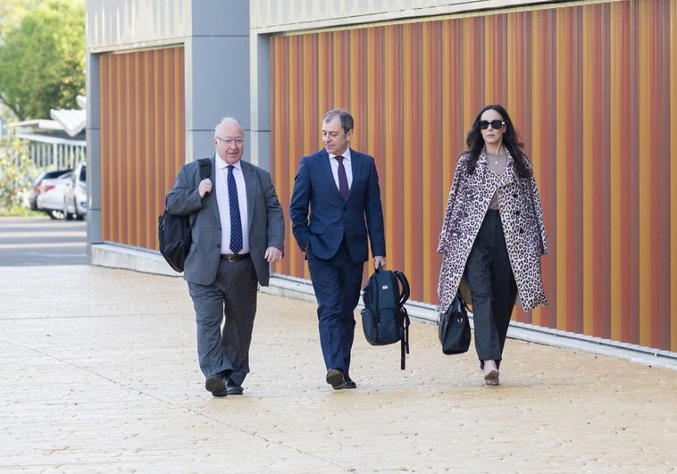 Las acusaciones piden cárcel para tres funcionarios y otros dos políticos por el contrato de David Sánchez y su colaborador